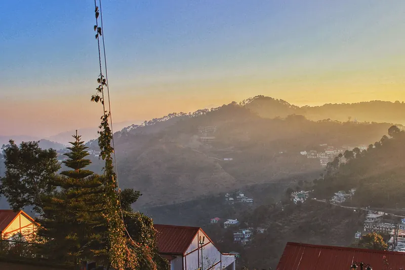 Area photo near Mohal Gahar, Dharampur–Kasauli, not the project (Kasauli hills by Vijitgrover77, CC BY-SA 4.0, via Wikimedia Commons)